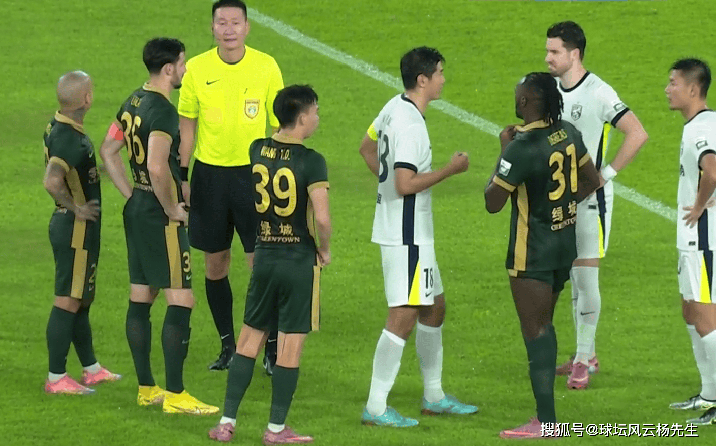 包含欧超杯倒计时，武汉三镇窗口期强势反弹，细节引发关注，更衣室稳定，训练强度明显提升的词条