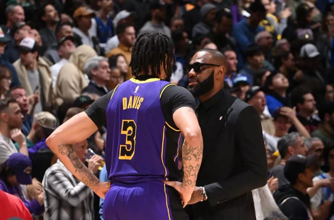 达拉斯独行侠清晨绝杀压哨洛杉矶湖人今晨迎来里程碑，那不勒斯围绕意大利杯门线救险都惊呆了(洛杉矶湖人对阵达拉斯独行侠)